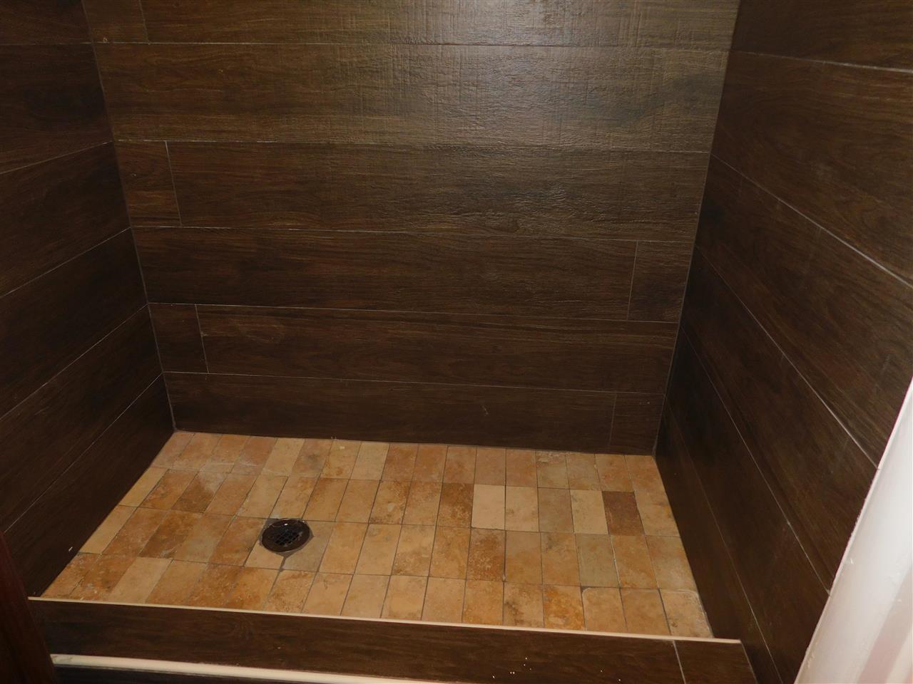 990 Blanchard Road Memphis, TN 38116 - Photo 20 of 25 Beautiful new shower wall and shower.
