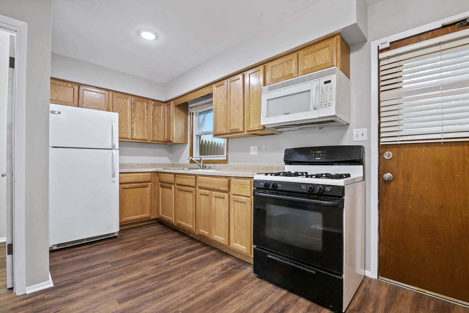 923 LaGrange Road La Grange, IL 60525 - Photo 5 of 22 a kitchen with granite countertop a refrigerator stove and sink