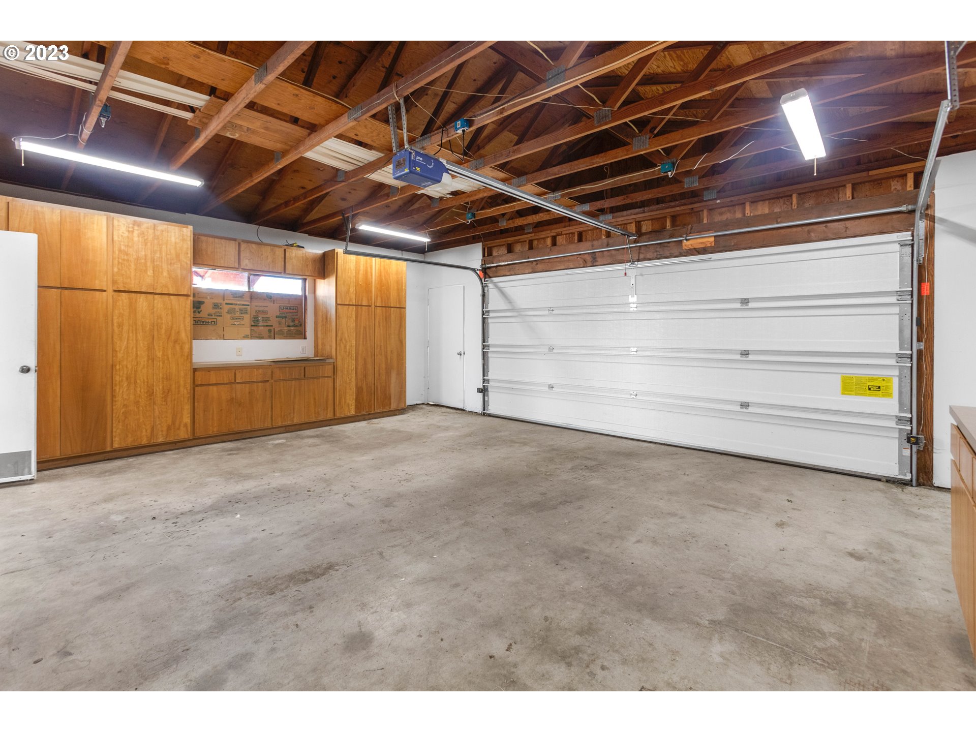 1042 Hawthorne Avenue Reedsport, OR 97467 - Photo 23 of 42 Garage