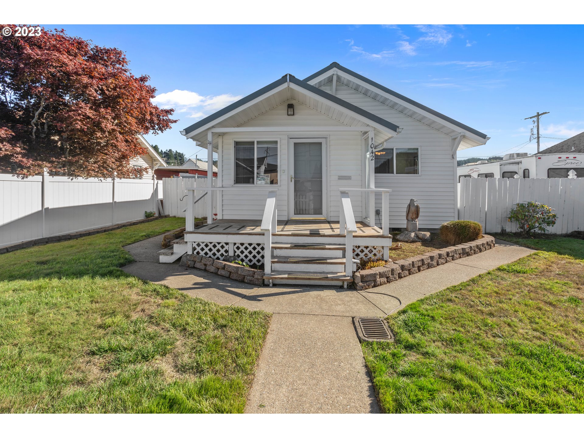 1042 Hawthorne Avenue Reedsport, OR 97467 - Photo 35 of 42 Yard