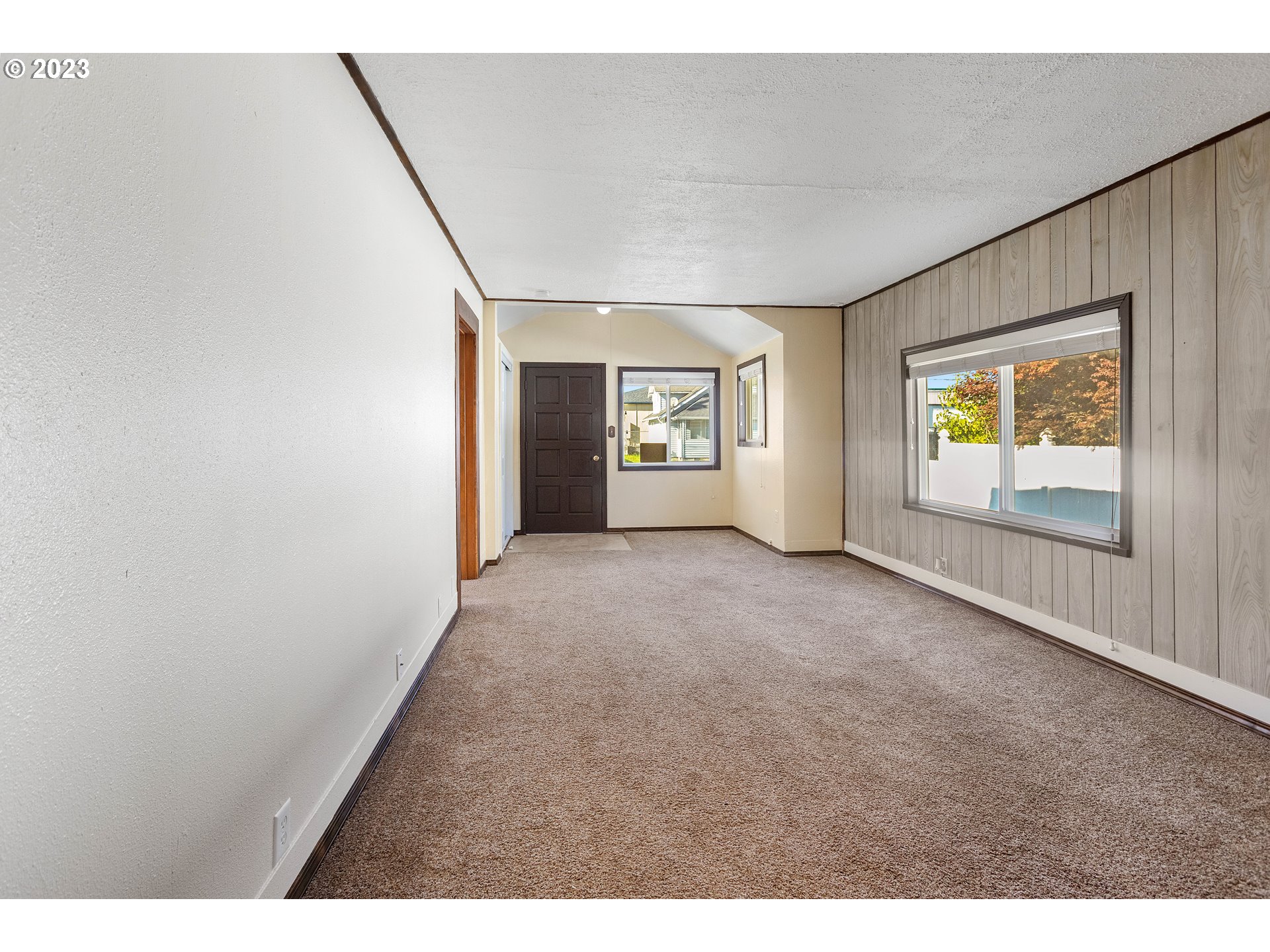 1042 Hawthorne Avenue Reedsport, OR 97467 - Photo 4 of 42 Living Room