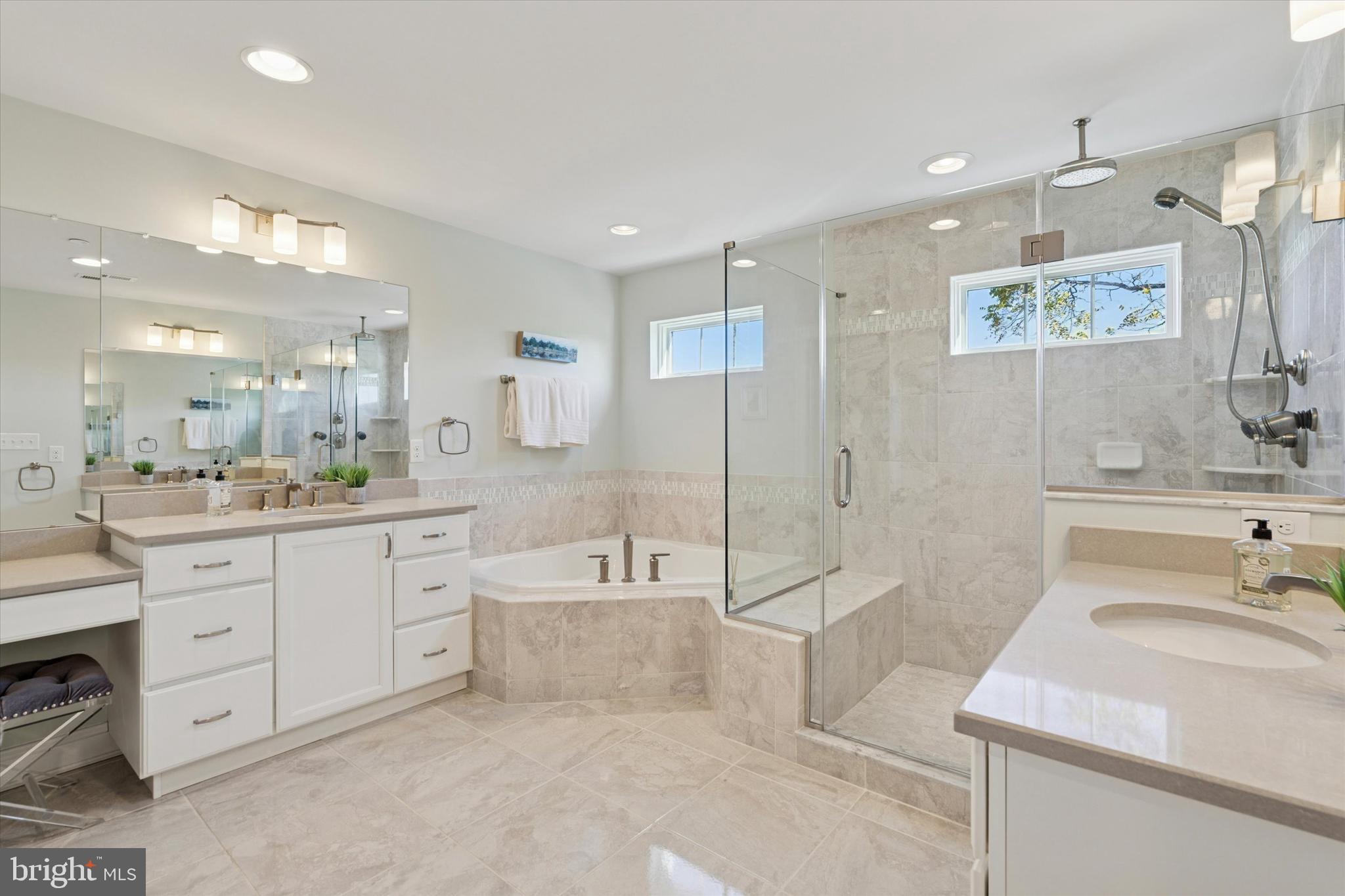 50 Parkview Cir. Wayne, PA 19087 - Photo 22 of 43 Spa like bath - soaking tub plus walk in shower