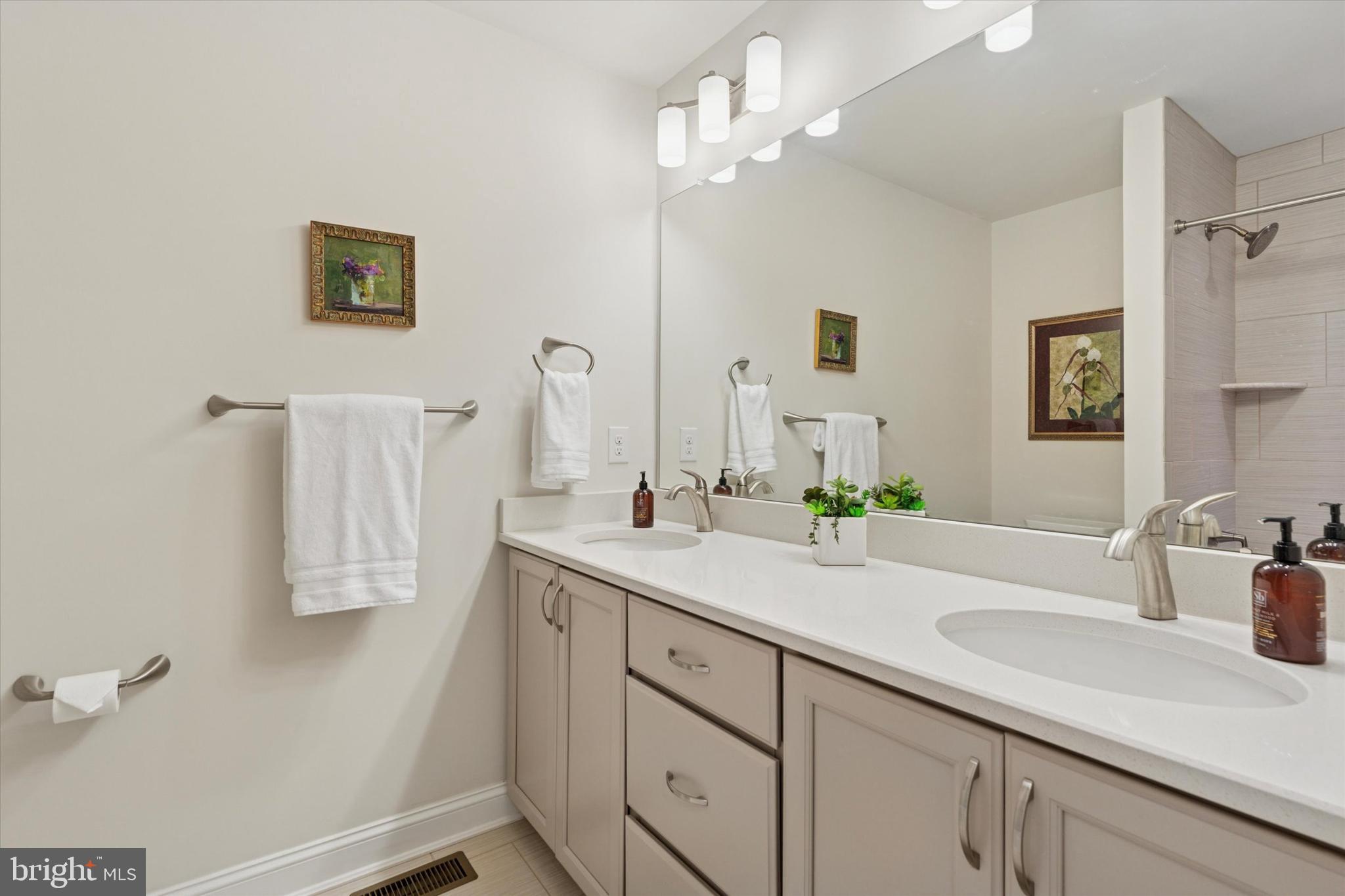 50 Parkview Cir. Wayne, PA 19087 - Photo 27 of 43 Hall bath - with tub\shower and double sink vanity