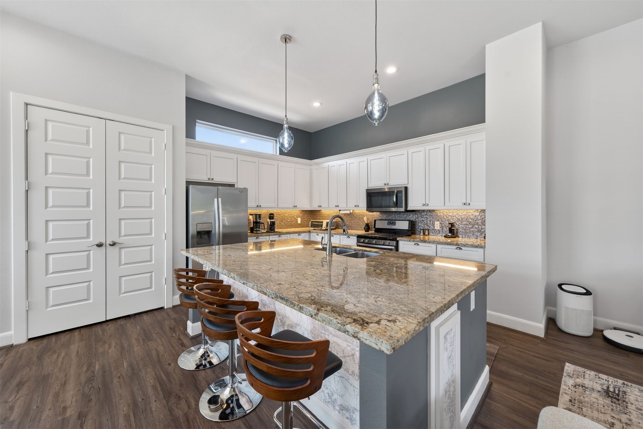 3347 Kilgore Street Houston, TX 77021 - Photo 9 of 32 The island bar is great for convenience and entertaining