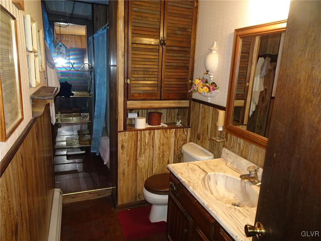 432 Locust Road Hellertown, PA 18055 - Photo 13 of 25 1st floor full bath