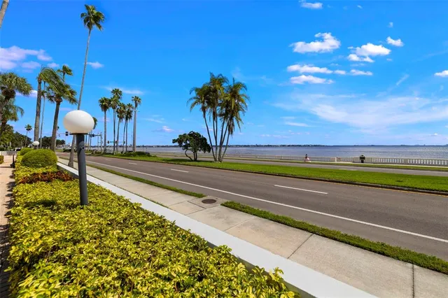 $299,900 | 2401 Bayshore Boulevard, Unit 202, Tampa, FL 33629