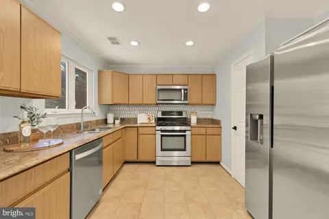 $650,000 | 8906 Royal Astor Way, Fairfax, VA 22031