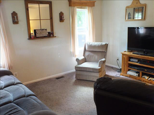 9833 Goff Road Temperance, MI 48182 - Photo 8 of 15 Living Room
