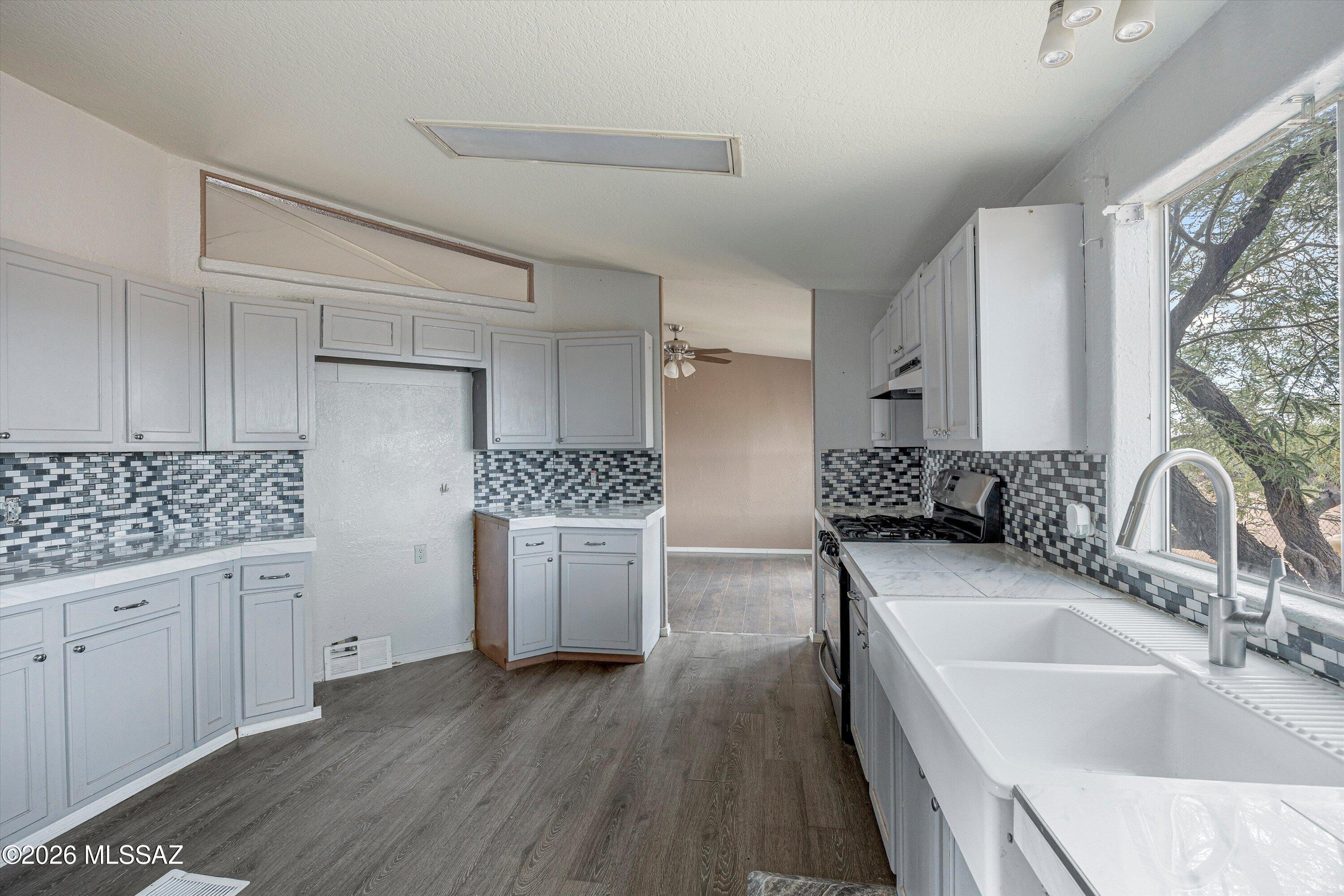 17111 South Country Club Road, Unit 48 Sahuarita, AZ 85629 - Photo 13 of 37 Kitchen