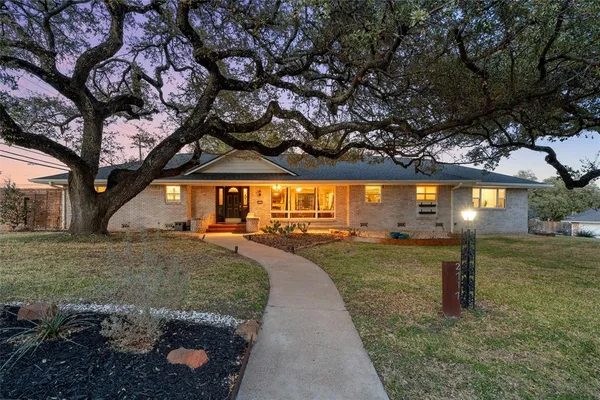 a view of a house with backyard and sitting area