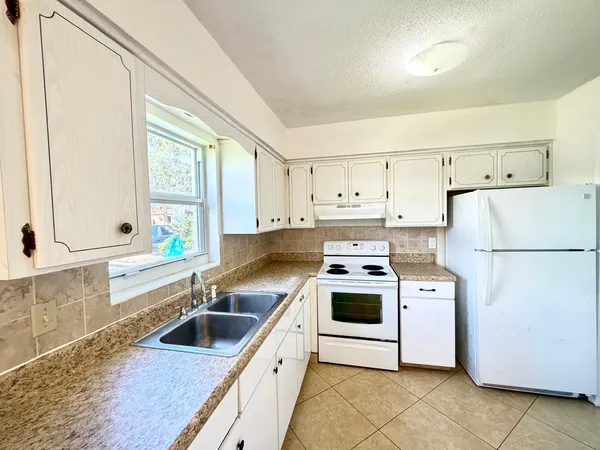 $2,050 | 4731 Northeast 21st Terrace, Unit 2, Lighthouse Point, FL 33064