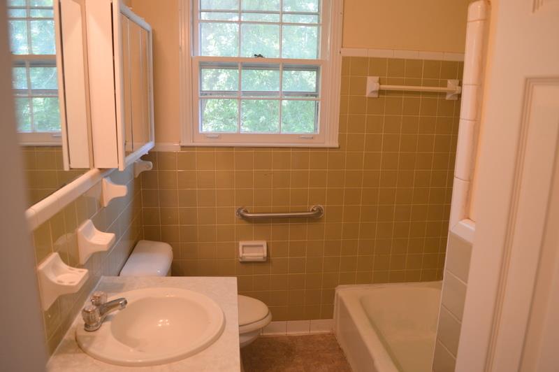 312 Copeland Road Clarksville, TN 37042 - Photo 5 of 10 a bathroom with a toilet and a sink
