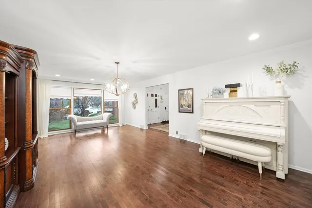 $4,300 | 5238 Pratt Avenue, Skokie, IL 60077