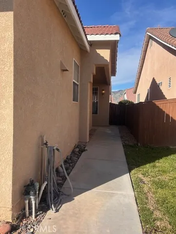 a view of a house with backyard
