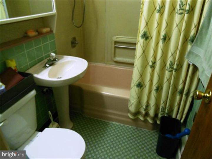 8 Carlisle Road Newark, DE 19713 - Photo 8 of 15 Bathroom
