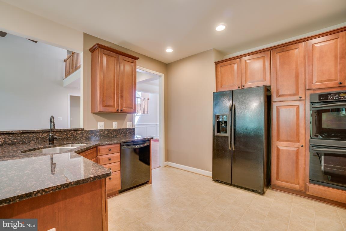 6444 St Pauls Road King George, VA 22485 - Photo 17 of 42 Double oven, beautiful cabinets!
