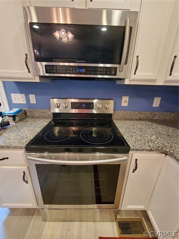 10140 Reed Rock Road Amelia Court House, VA 23002 - Photo 14 of 27 a stove top oven sitting inside of a kitchen