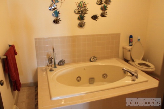 372 Heritage Ridge Road Boone, NC 28607 - Photo 11 of 34 a bathroom with a tub