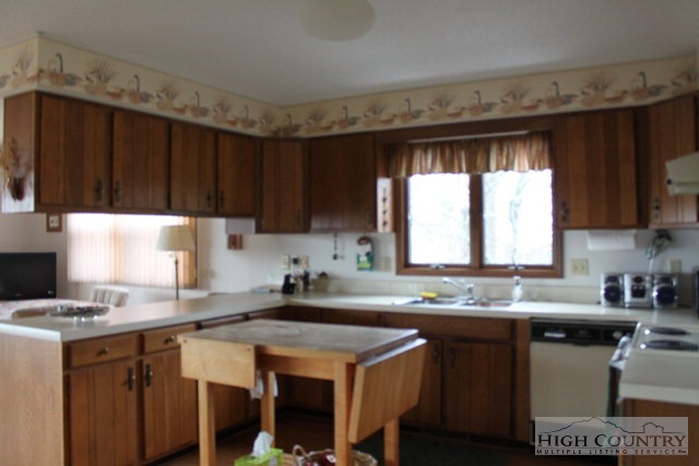 372 Heritage Ridge Road Boone, NC 28607 - Photo 17 of 34 a kitchen with a sink stove and cabinets