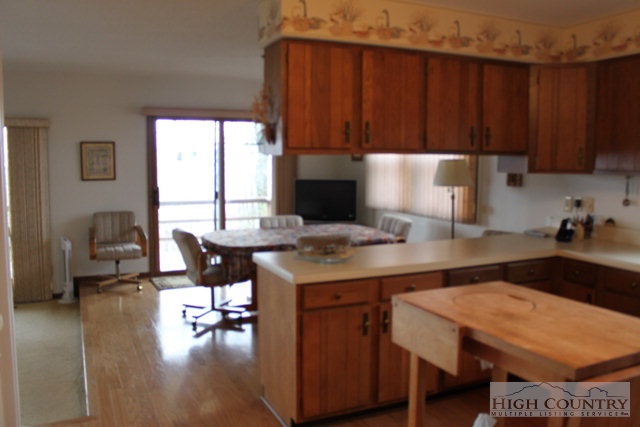 372 Heritage Ridge Road Boone, NC 28607 - Photo 7 of 34 a kitchen with a table chairs and a stove