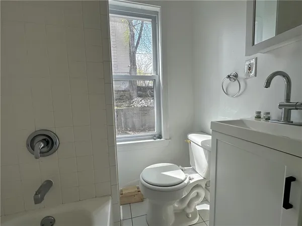 $1,575 | 210 North Main Street, Unit 2R, Woonsocket, RI 02895