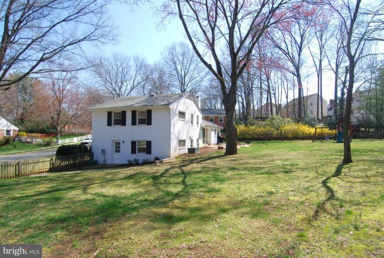 7841 Anson Court Springfield, VA 22152 - Photo 3 of 29 Back yard