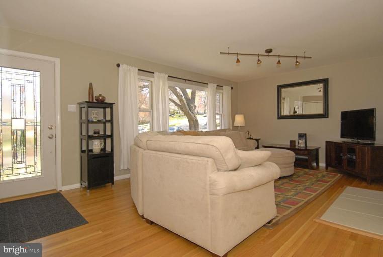 7841 Anson Court Springfield, VA 22152 - Photo 6 of 29 Living Room