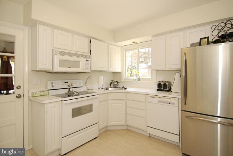 7841 Anson Court Springfield, VA 22152 - Photo 9 of 29 Kitchen