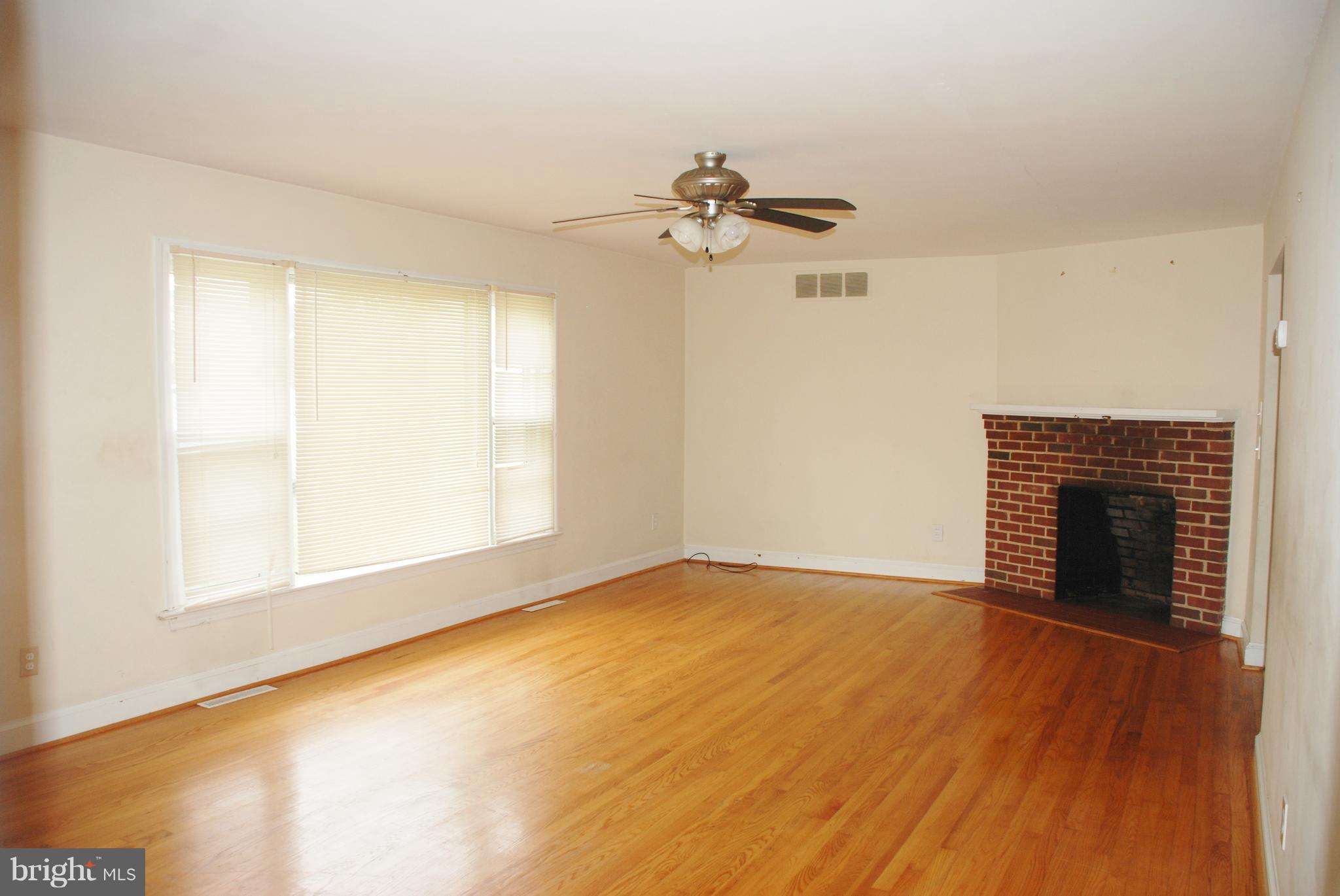 1002 North E St Extension Culpeper, VA 22701 - Photo 5 of 36 Living Room