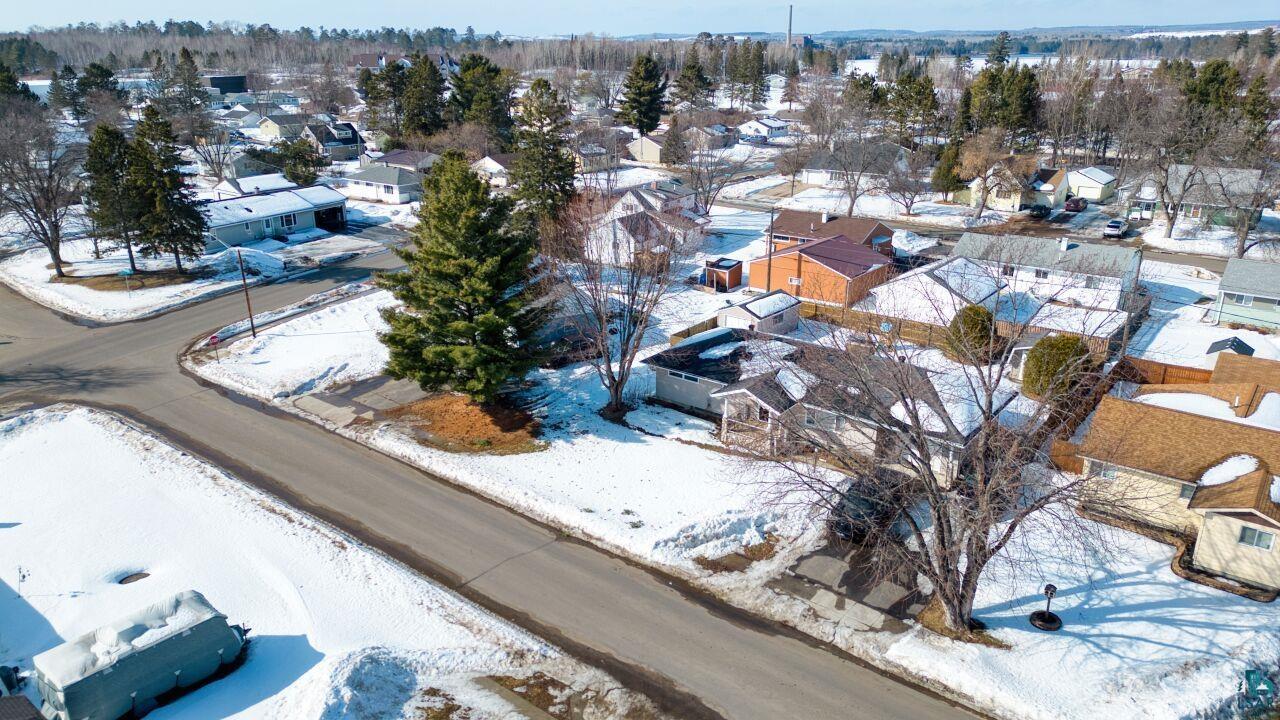 203 Wyandotte Road Hoyt Lakes, MN 55750 - Photo 39 of 44 Snowy aerial view with a residential view