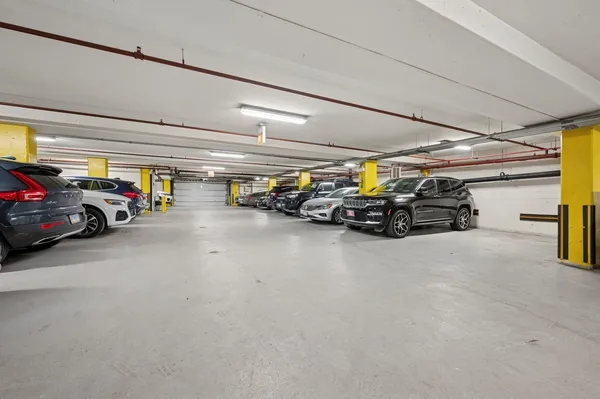 $6,900 | 2130 North Lincoln Park West, Unit 9N, Chicago, IL 60614