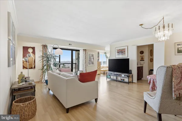 $450,000 | 8360 Greensboro Drive, Unit 806, McLean, VA 22102