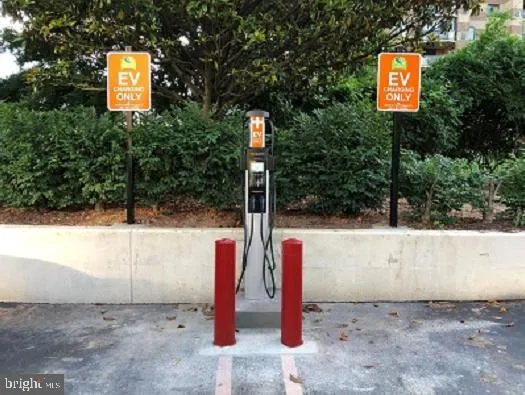 $450,000 | 8360 Greensboro Drive, Unit 806, McLean, VA 22102