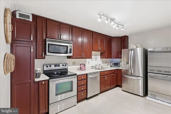 $450,000 | 8360 Greensboro Drive, Unit 806, McLean, VA 22102