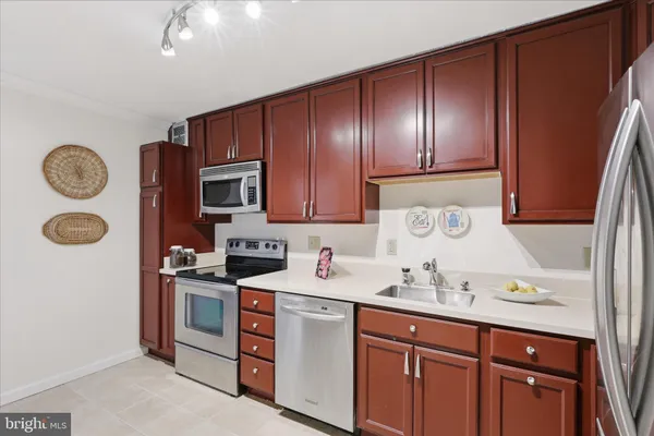 $450,000 | 8360 Greensboro Drive, Unit 806, McLean, VA 22102