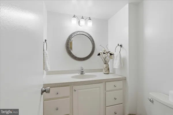 $450,000 | 8360 Greensboro Drive, Unit 806, McLean, VA 22102