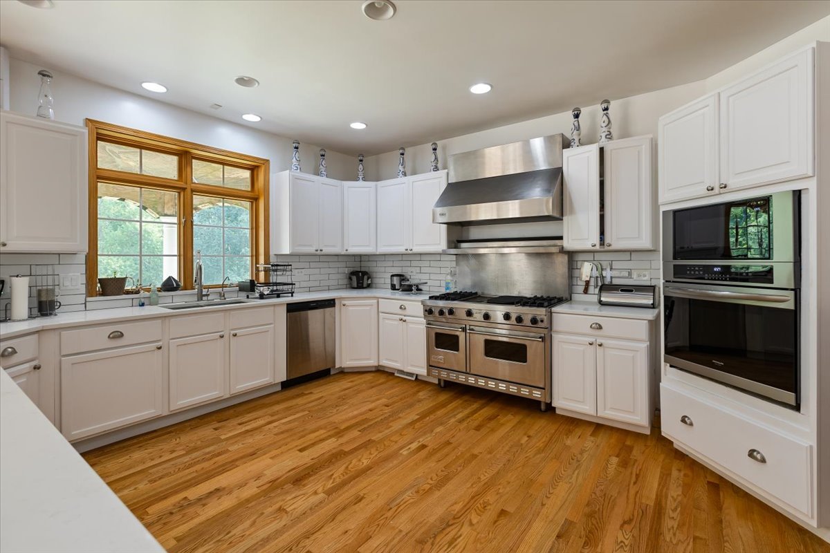 872 Rosedale Terrace Crete, IL 60417 - Photo 20 of 54 a kitchen with a stove a sink and a microwave