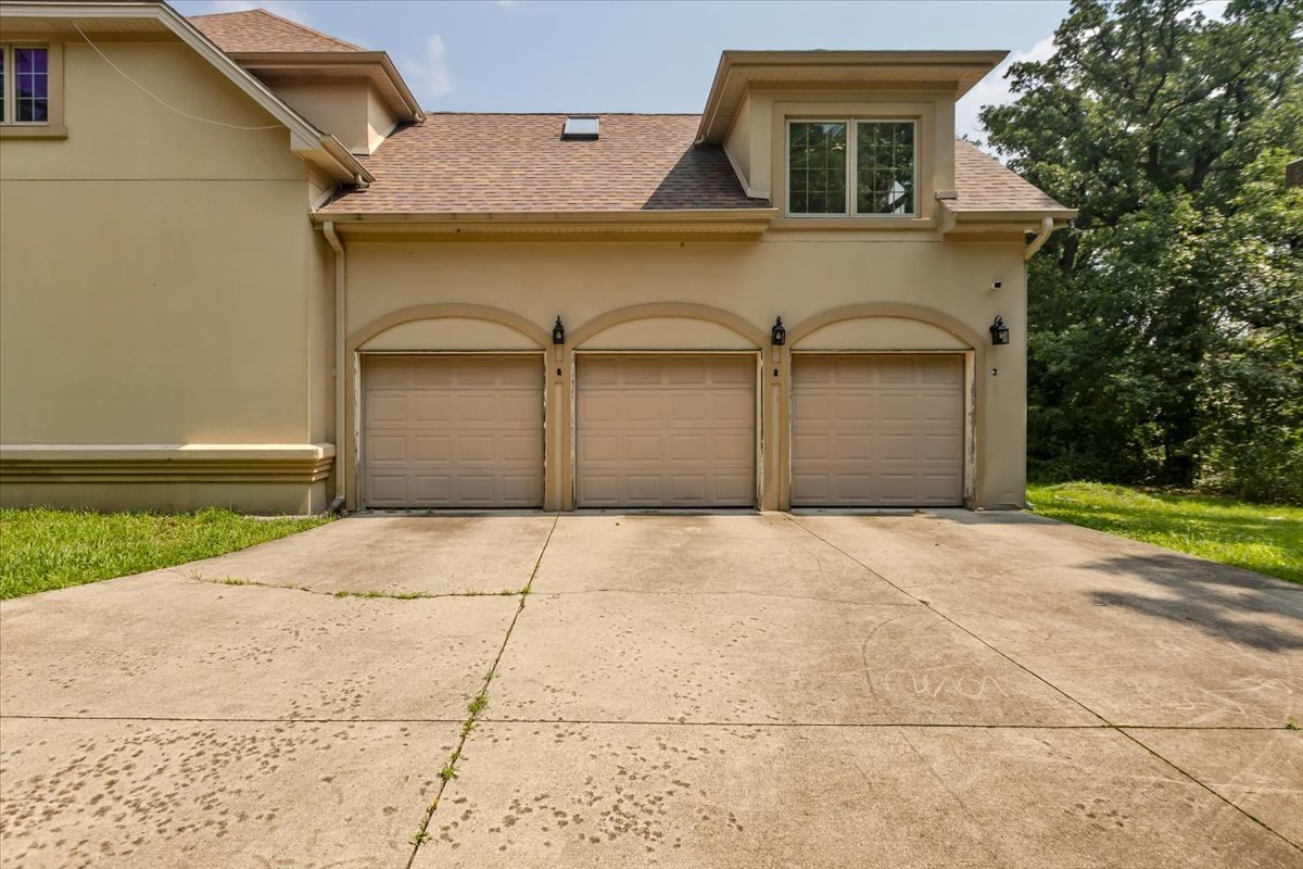 872 Rosedale Terrace Crete, IL 60417 - Photo 3 of 54 a view of garage and yard