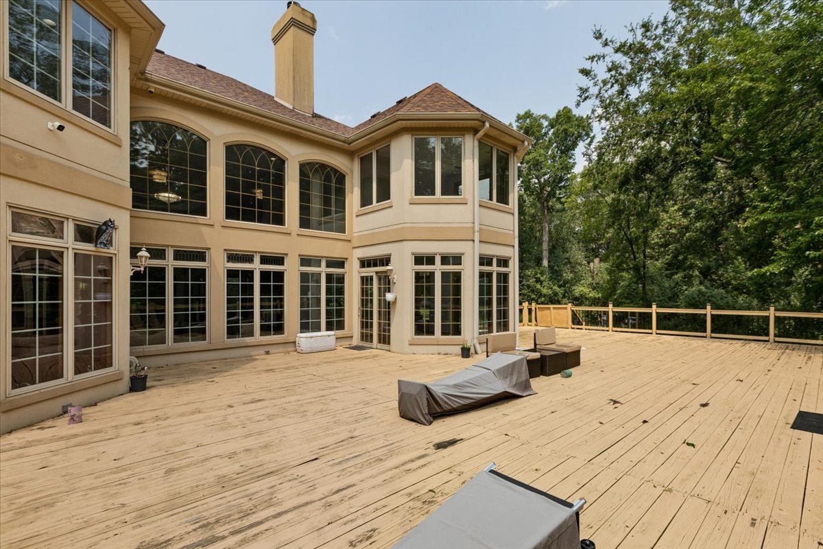 872 Rosedale Terrace Crete, IL 60417 - Photo 8 of 54 a view of a house with a bath tub