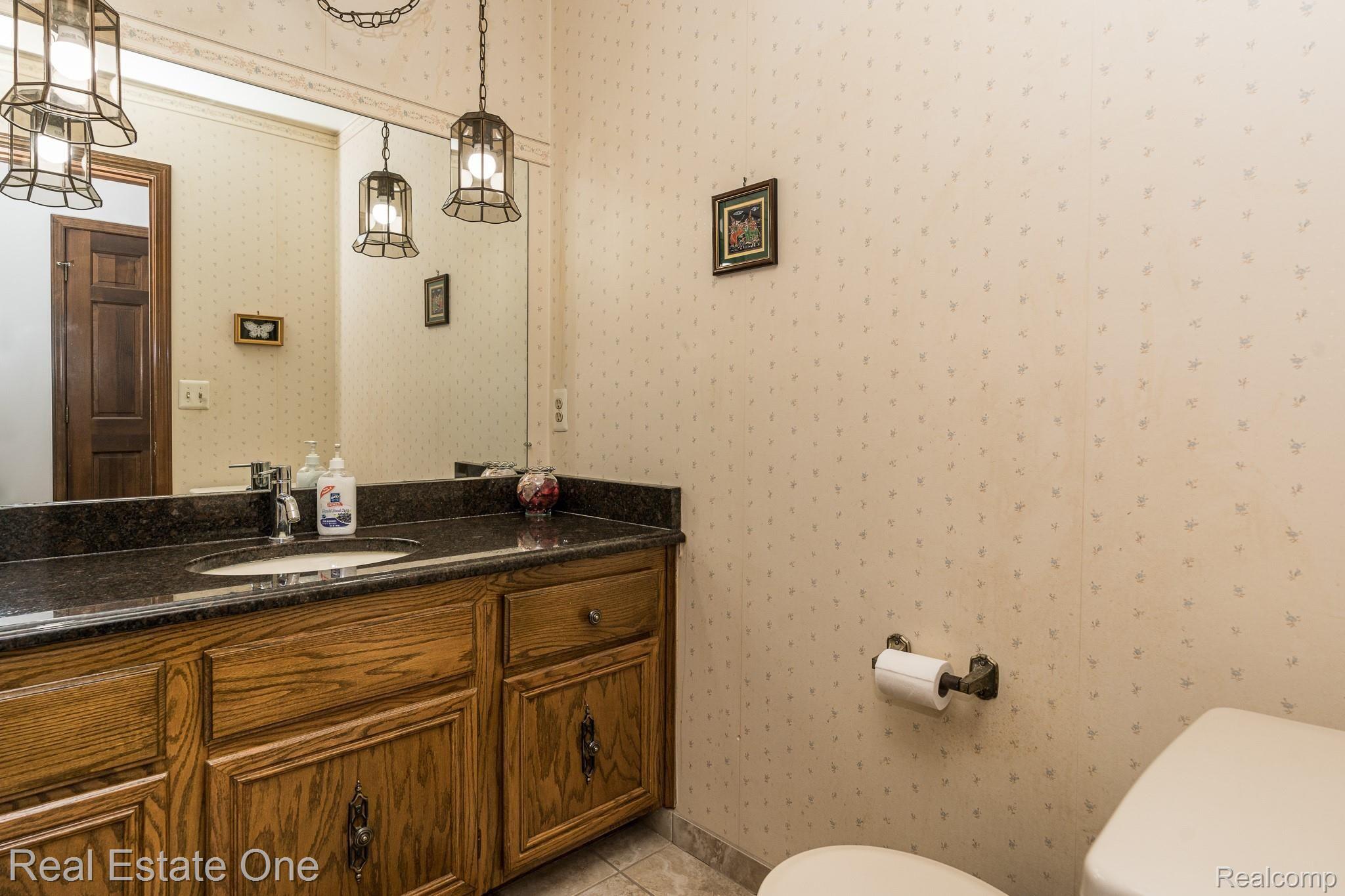 3400 Edmunton Drive Rochester, MI 48306 - Photo 13 of 28 Half bath