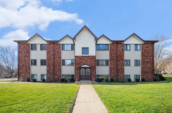 $179,900 | 319 Dunning Avenue, Unit 3A, West Dundee, IL 60118