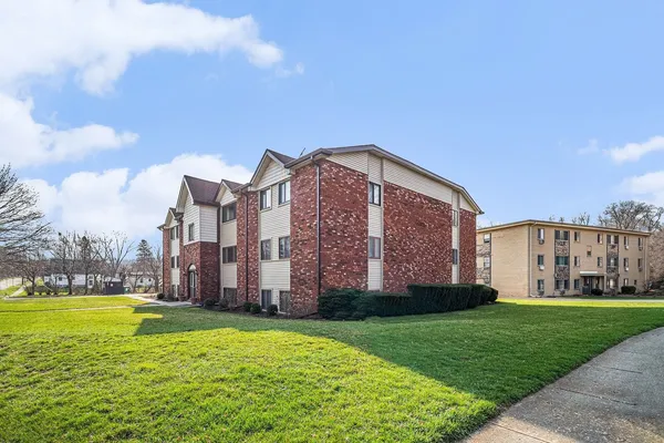 $179,900 | 319 Dunning Avenue, Unit 3A, West Dundee, IL 60118
