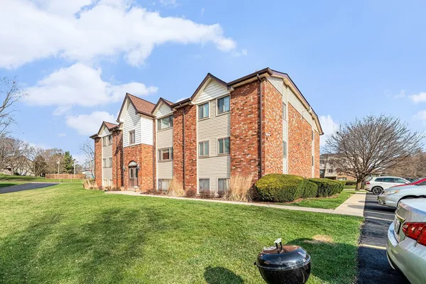 $179,900 | 319 Dunning Avenue, Unit 3A, West Dundee, IL 60118