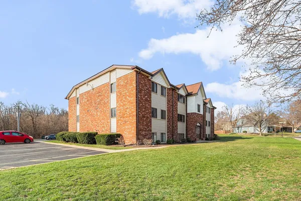 $179,900 | 319 Dunning Avenue, Unit 3A, West Dundee, IL 60118