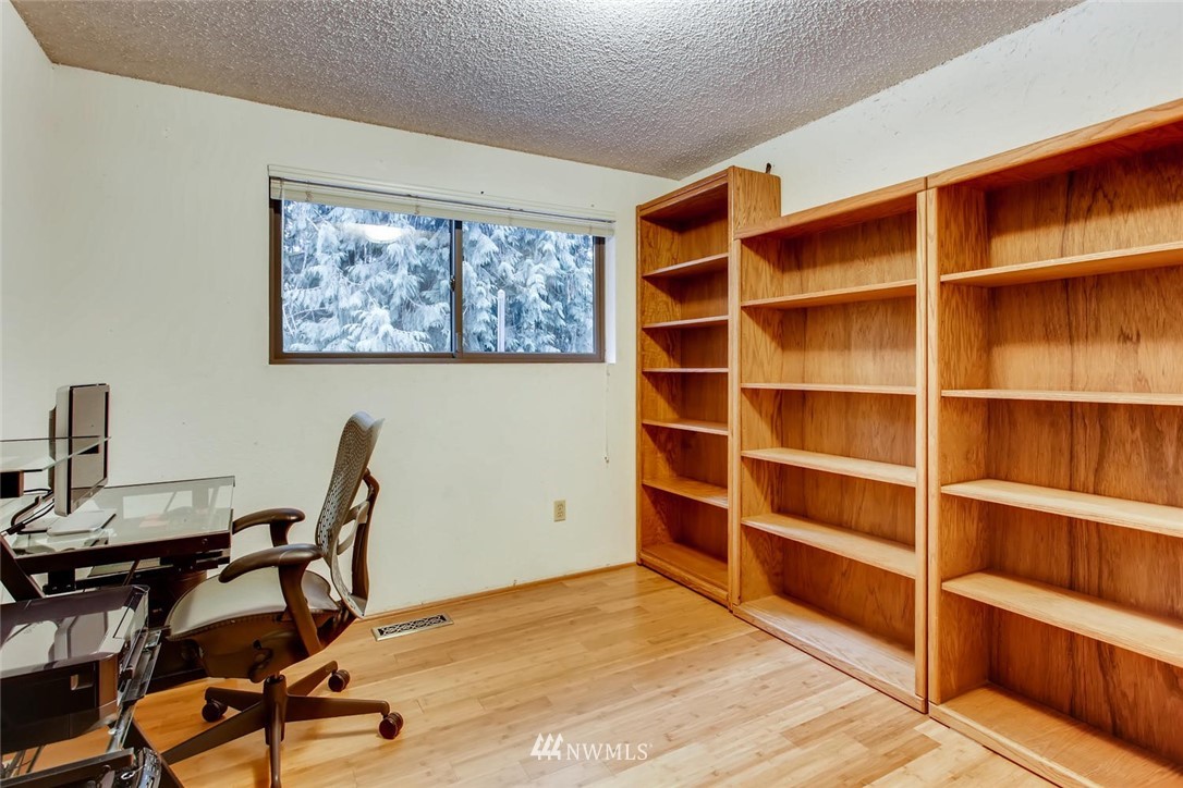 18226 Southeast Lake Youngs Road Renton, WA 98058 - Photo 17 of 24