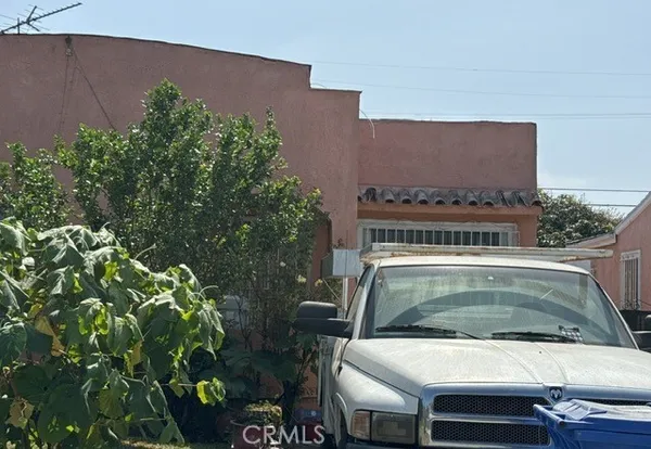 a view of entryway with outdoor space