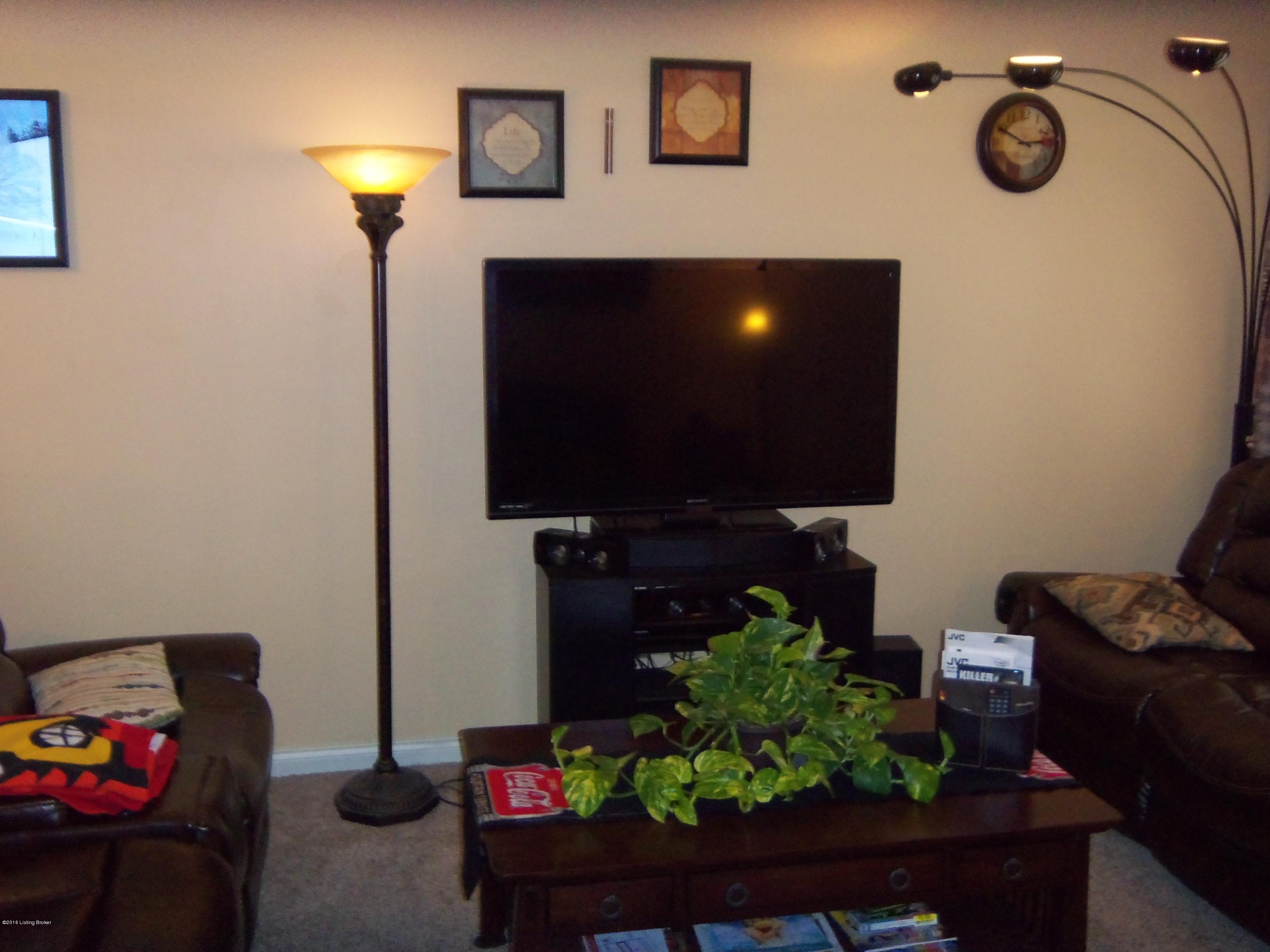 356 Blossom Road Louisville, KY 40229 - Photo 3 of 39 LivingRoom