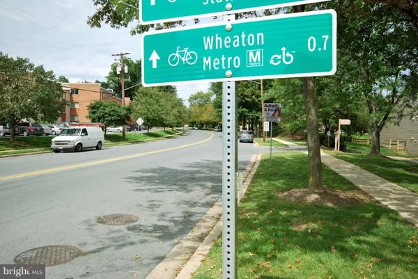 a street sign on a street sign