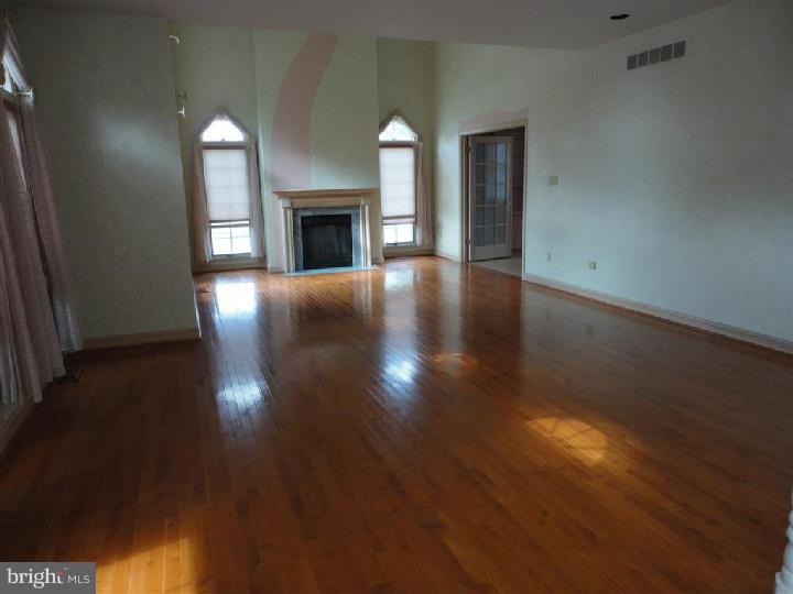 204 Summit Road Mount Laurel, NJ 08054 - Photo 3 of 21 Living Room