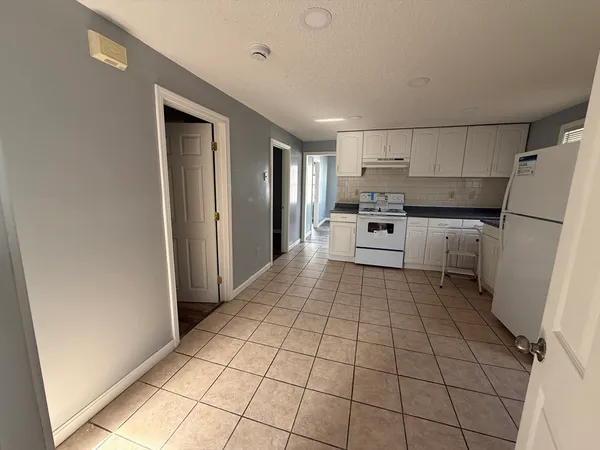 $2,200 | 18 Meadow Street, Unit 2, Taunton, MA 02780